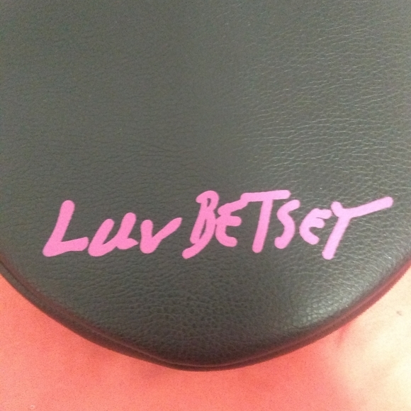 Betsy johnson bee purse 🐝🐝 - Picture 3 of 5